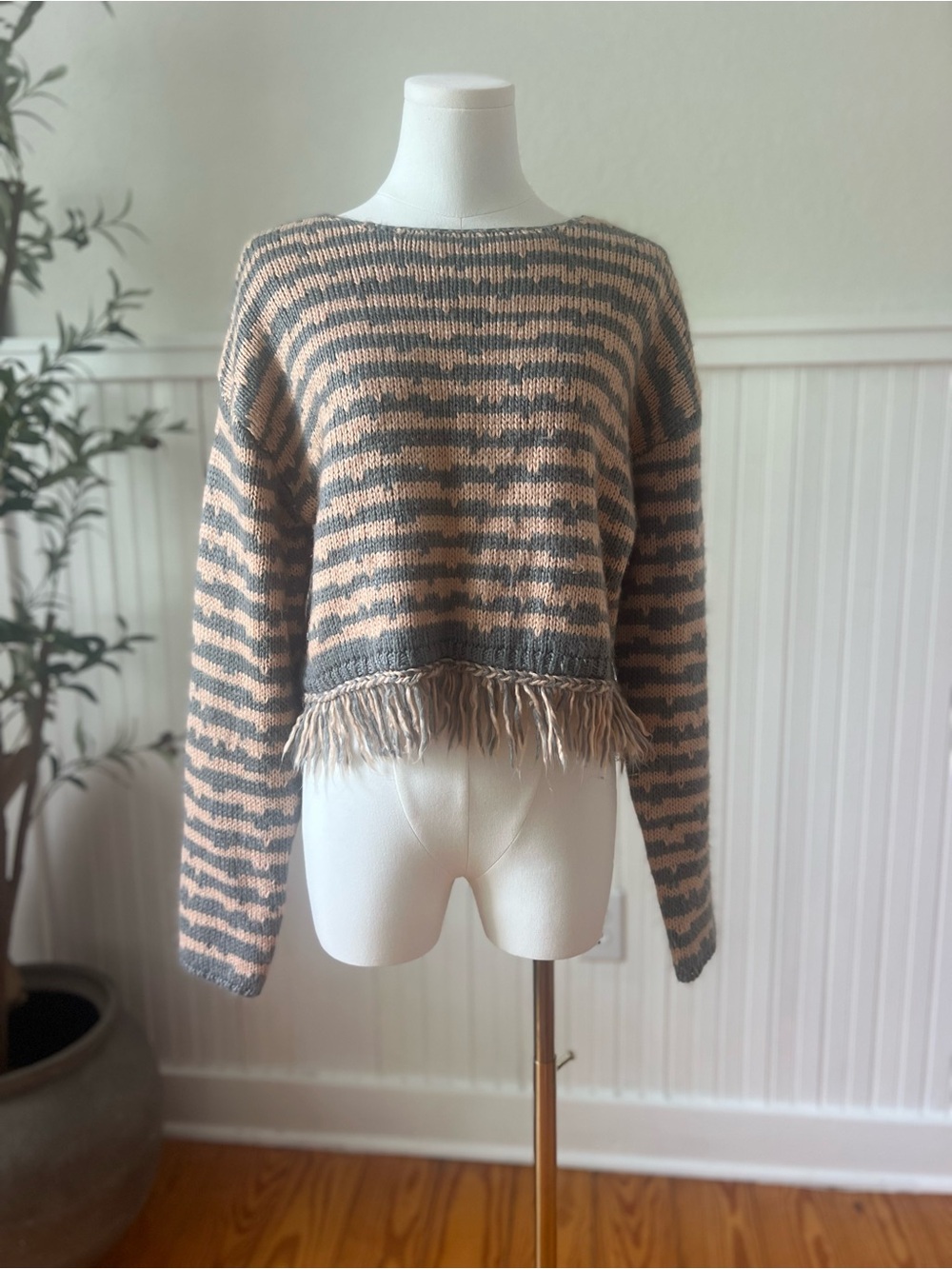Storia Fringe Hem Sweater M Gray Pink Stripe Knit Cropped Boho Indie Festival
